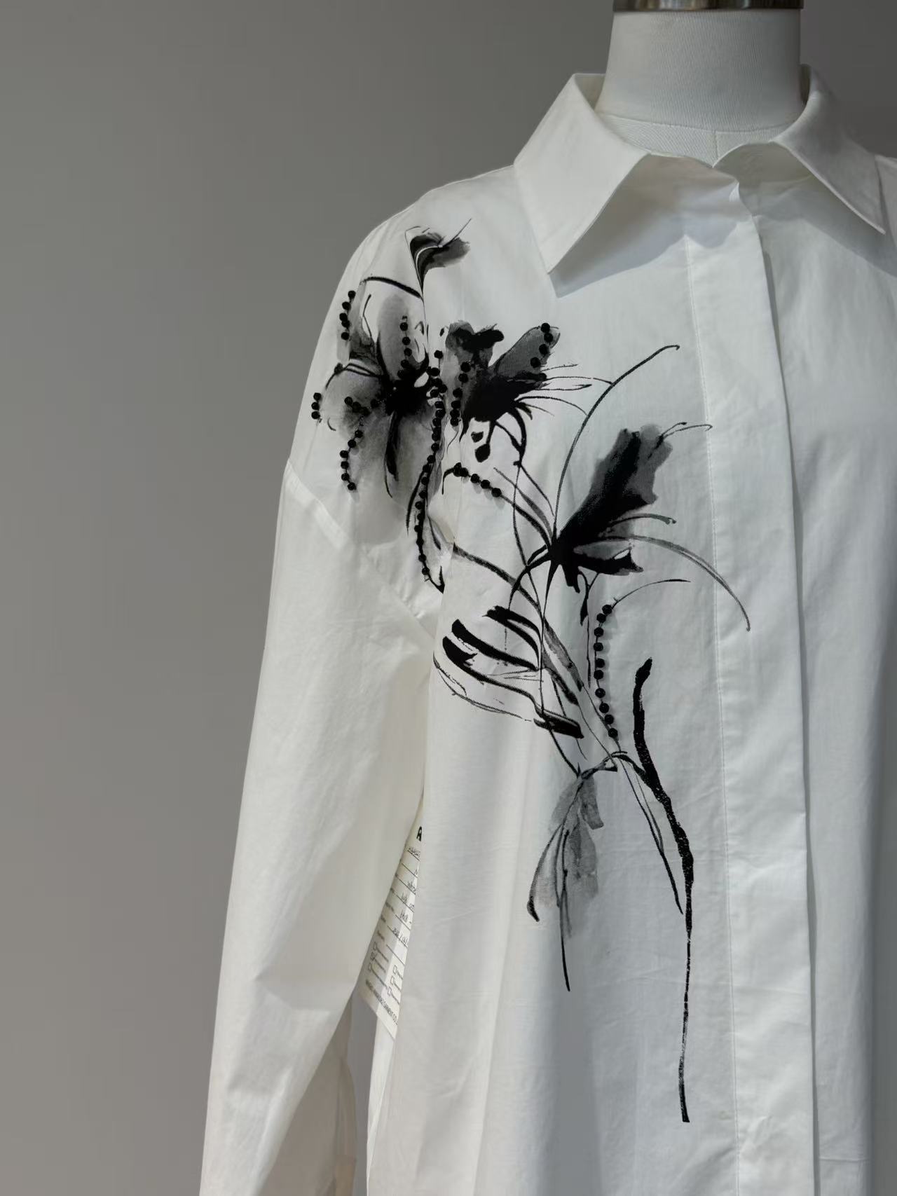 Close view of the monochrome floral artwork on shirt SH_26008