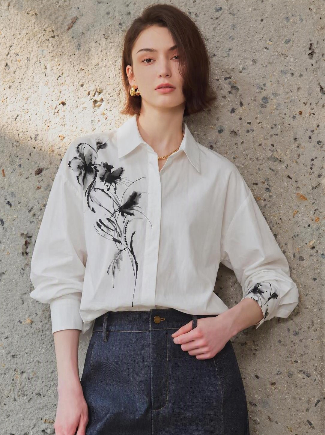 Closer styling view of the collar, shoulder artwork and cuff of SH_26008